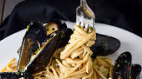 Mussels and Linguine with Garlic Butter & White Wine Pasta Sauce Mussels and Linguine with Garlic Butter & White Wine Pasta Sauce