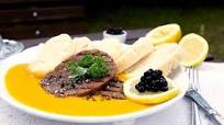 Veganská svíčková omáčka se smetanou, Robi steakem a domácím houskovým knedlíkem Veganská svíčková omáčka se smetanou, Robi steakem a domácím houskovým knedlíkem