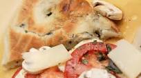 Focaccia mit Knobi und Oliven, mediterranes Fladenbrot Focaccia mit Knobi und Oliven, mediterranes Fladenbrot