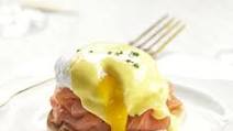 Eggs benedict with smoked salmon & chives Eggs benedict with smoked salmon & chives
