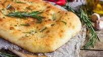 Focaccia Focaccia ©iStockphoto/Anna_Shepulova Lokalisieren lässt sich die Herkunft des luftigen Brotes gebacken in der würzigen Asche eines Holzofens in Genua. Im nördlichen Westen Italiens... Focaccia Focaccia ©iStockphoto/Anna_Shepulova Lokalisieren lässt sich die Herkunft des luftigen Brotes gebacken in der würzigen Asche eines Holzofens in Genua. Im nördlichen Westen Italiens...