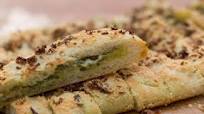 Focaccia farcita con pesto e mozzarella Focaccia farcita con pesto e mozzarella