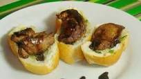 Falsa bruschetta com fígado de frango, pesto de sálvia e redução de balsâmico Falsa bruschetta com fígado de frango, pesto de sálvia e redução de balsâmico