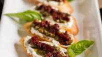 Holiday Pesto & Sun-dried Tomato Crostini Holiday Pesto & Sun-dried Tomato Crostini
