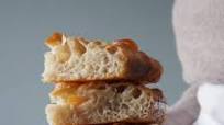 Focaccia con lievito madre a lenta lievitazione Focaccia con lievito madre a lenta lievitazione