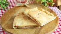 Focaccia ripiena con prosciutto e formaggio Focaccia ripiena con prosciutto e formaggio
