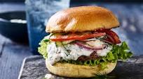 Burger med tzatziki og græsk salat Burger med tzatziki og græsk salat