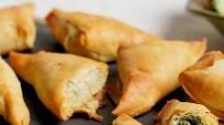 Mini Spanakopita Triangles Recipe (Spanakopitakia / Greek spinach triangles) Mini Spanakopita Triangles Recipe (Spanakopitakia / Greek spinach triangles)