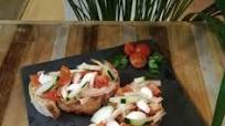 Bruschetta com frango e salada fresca Bruschetta com frango e salada fresca
