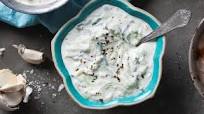 Græsk agurkesalat med cremefraiche Græsk agurkesalat med cremefraiche