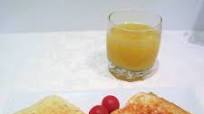 Desayuno de pan Bimbo y queso tostado con tomatitos cherry Desayuno de pan Bimbo y queso tostado con tomatitos cherry