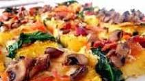 Polenta Pizza with Spinach, Mushrooms, Bacon & Tomatoes Polenta Pizza with Spinach, Mushrooms, Bacon & Tomatoes