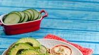 Tostadas de Aguacate, Hummus y Pepino con Ajonjolí Tostado Tostadas de Aguacate, Hummus y Pepino con Ajonjolí Tostado