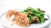 Crispy Onion Chicken with creamy mushroom sauce and green beans Crispy Onion Chicken with creamy mushroom sauce and green beans