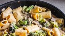 Cheesy Beef and Broccoli Pasta Casserole Cheesy Beef and Broccoli Pasta Casserole