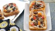Bread Pizza | Vegetable Bread Pizza with Tomato-Pesto Sauce Bread Pizza | Vegetable Bread Pizza with Tomato-Pesto Sauce