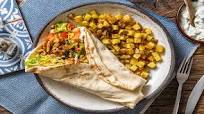 Shoarma de poulet et pain plat libanais servi avec des pommes de terre sautées en dés Shoarma de poulet et pain plat libanais servi avec des pommes de terre sautées en dés