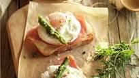Tosta con huevo escalfado, jamón y espárrago Tosta con huevo escalfado, jamón y espárrago