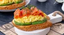 Tostadas de salmón y aguacate Tostadas de salmón y aguacate