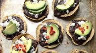 Tostadas de Frijoles Negros Tostadas de Frijoles Negros