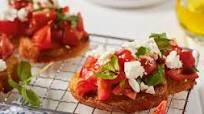 Bruschetta mit Tomaten und Feta Bruschetta mit Tomaten und Feta