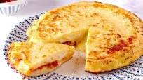 Focaccia di patate in padella con pomodori secchi e formaggio Focaccia di patate in padella con pomodori secchi e formaggio