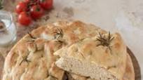 Focaccia Bread in a Pan: the recipe for high and super soft focaccia to make at home Focaccia Bread in a Pan: the recipe for high and super soft focaccia to make at home