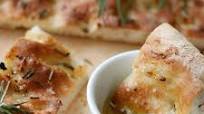 Focaccia mit geröstetem Knoblauch und Rosmarin Focaccia mit geröstetem Knoblauch und Rosmarin