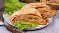 Scaccia siciliana: la ricetta ragusana della focaccia arrotolata ripiena Scaccia siciliana: la ricetta ragusana della focaccia arrotolata ripiena
