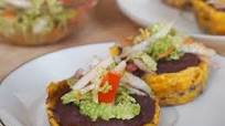 Canastitas de Plátano Verde con Frijoles Fritos y Ensalada de Col Canastitas de Plátano Verde con Frijoles Fritos y Ensalada de Col