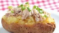 Baked potato with tuna and spring onion recipe Baked potato with tuna and spring onion recipe