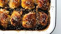 Muslos de pollo con semillas de sésamo y salsa especial Muslos de pollo con semillas de sésamo y salsa especial