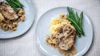 Pork chop with apple and mushroom sauce Pork chop with apple and mushroom sauce