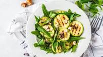 Ensalada de rúcula, calabacín a la parrilla y avellanas Ensalada de rúcula, calabacín a la parrilla y avellanas