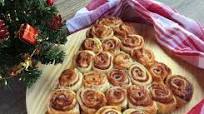 Albero di natale con pasta sfoglia. Antipasti natalizi Albero di natale con pasta sfoglia. Antipasti natalizi