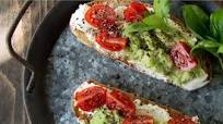 Bruschetta de palta, tomate y frutos secos Bruschetta de palta, tomate y frutos secos