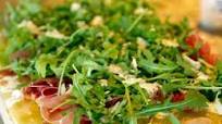 Fig-Prosciutto Pizza with Arugula Fig-Prosciutto Pizza with Arugula