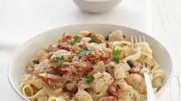 Pasta mit Hähnchen-Sahnesoße und getrockneten Tomaten Pasta mit Hähnchen-Sahnesoße und getrockneten Tomaten