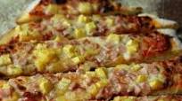Homemade Hawaiian Pizza with Semolina Crust Homemade Hawaiian Pizza with Semolina Crust