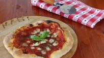 Pizza margherita fatta in casa Pizza margherita fatta in casa
