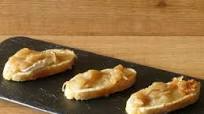 Tostas de queso de cabra con cebolla caramelizada Tostas de queso de cabra con cebolla caramelizada