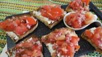 Bruschetta al pomodoro e salame di camoscio Bruschetta al pomodoro e salame di camoscio