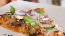 Healthy Veggie Pizza on Flourless Cauliflower Crust Healthy Veggie Pizza on Flourless Cauliflower Crust