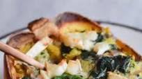 Stuffed spaghetti squash with spinach and goat cheese Stuffed spaghetti squash with spinach and goat cheese