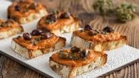 Bruschette con crema di melanzane, peperoni, olive e capperi Bruschette con crema di melanzane, peperoni, olive e capperi