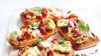 Taleggio-Crostini mit Antipasti Taleggio-Crostini mit Antipasti