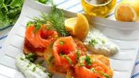 Placki z sosem tzatziki i wędzonym łososiem Placki z sosem tzatziki i wędzonym łososiem