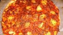 Pizza con piña y salsa barbacoa Pizza con piña y salsa barbacoa