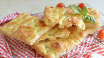 Focaccia simplă cu sare și ulei de măsline - alla genovese Focaccia simplă cu sare și ulei de măsline - alla genovese