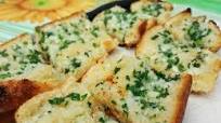 Pan tostado con mantequilla, ajo y perejil Pan tostado con mantequilla, ajo y perejil